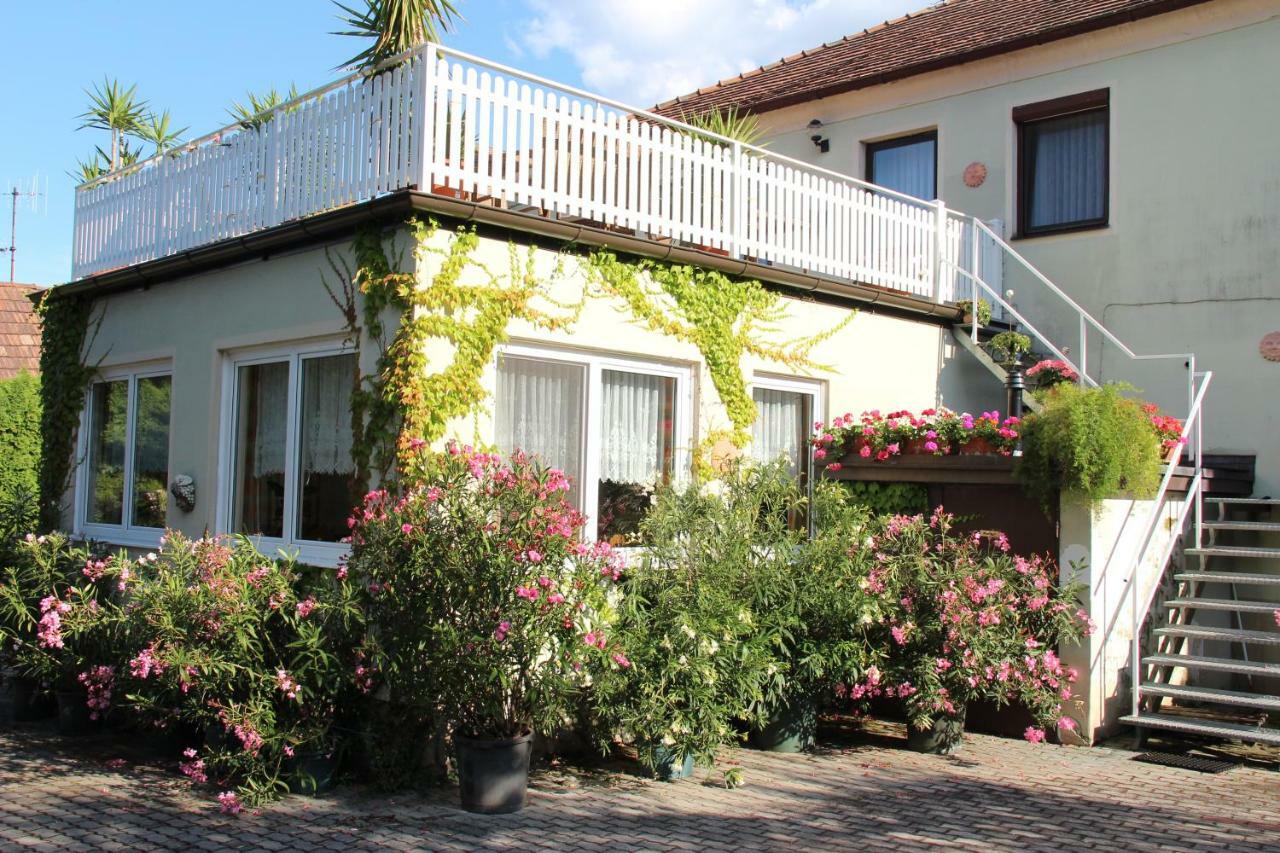 Weingut Pension Sommerhof Mörbisch am See Buitenkant foto